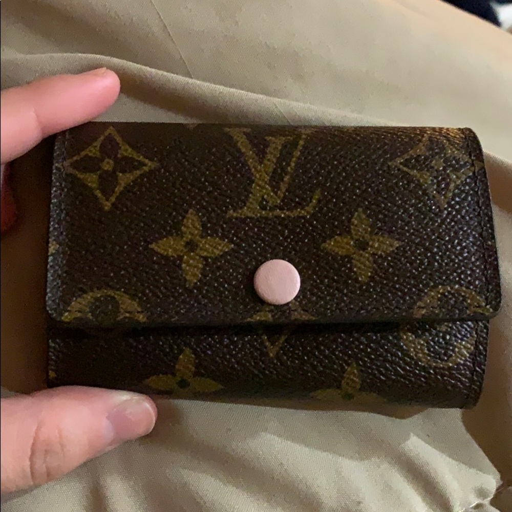 Louis Vuitton 6 key holder